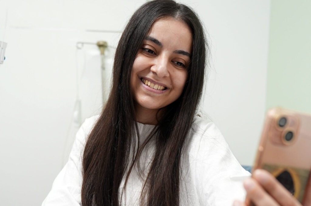 cystic-fibrosis-aid-lebanon Rita videocalls her sister