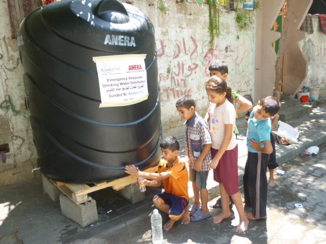 delivering-drinking-water-to-gaza-1