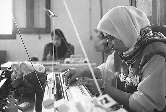 A Palestinian student at the Arab Women's Union learns weaving.