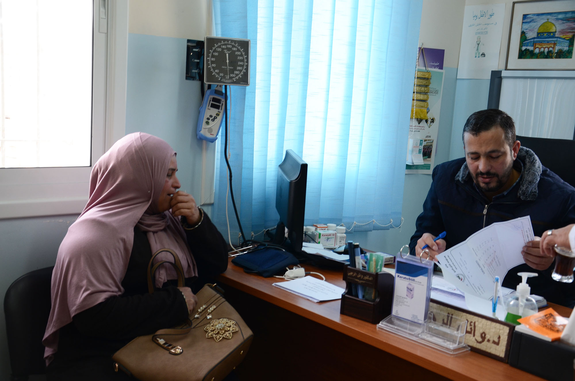Dr. El-Rajabi reviews Fadya’s patient chart.