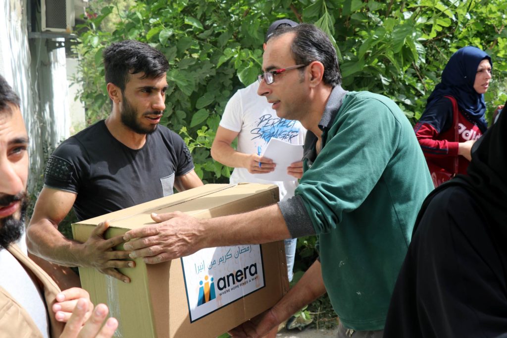 A food parcel is distributed in Saida.
