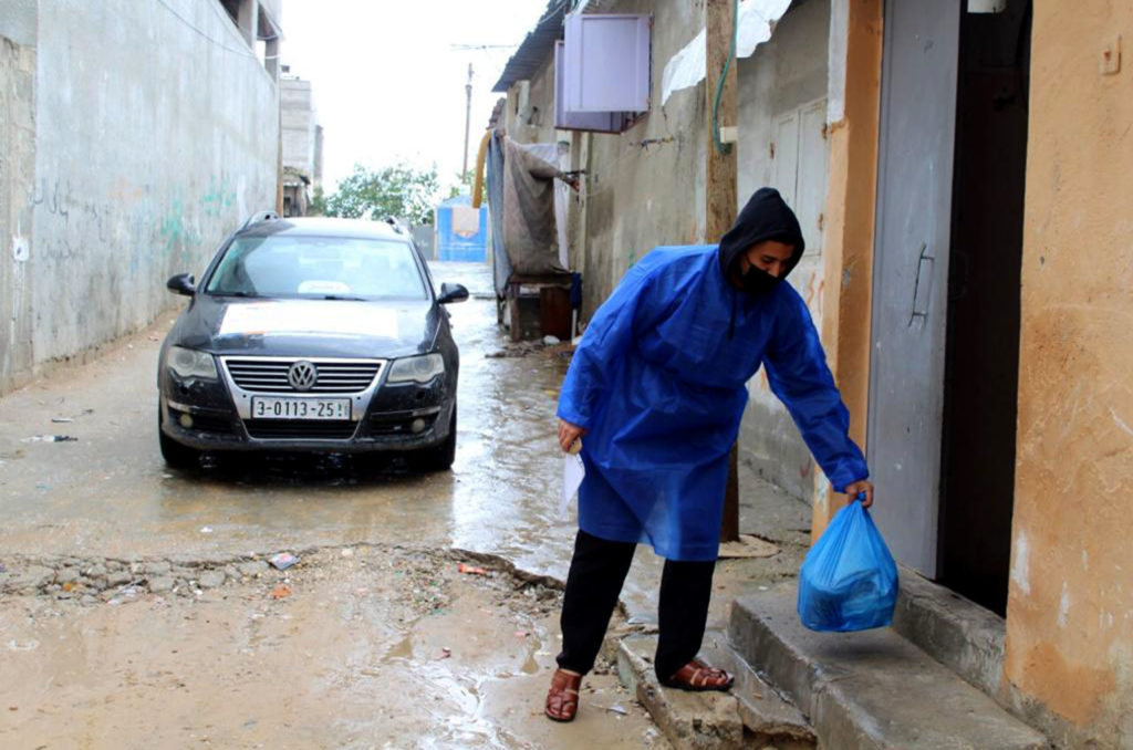 Delivering a hot meal on a door step