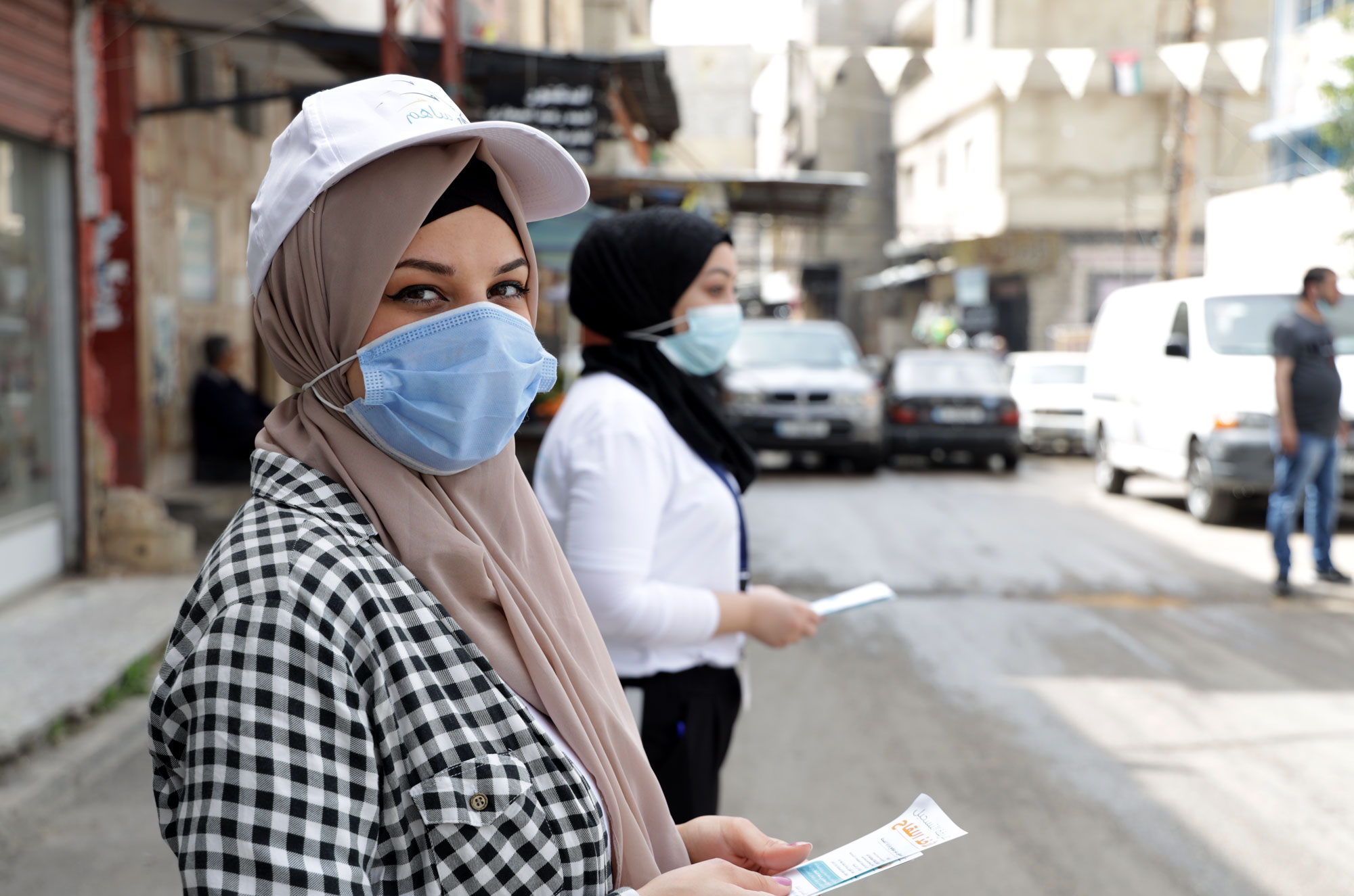 Anera volunteers distributing information during the vaccination campaign.