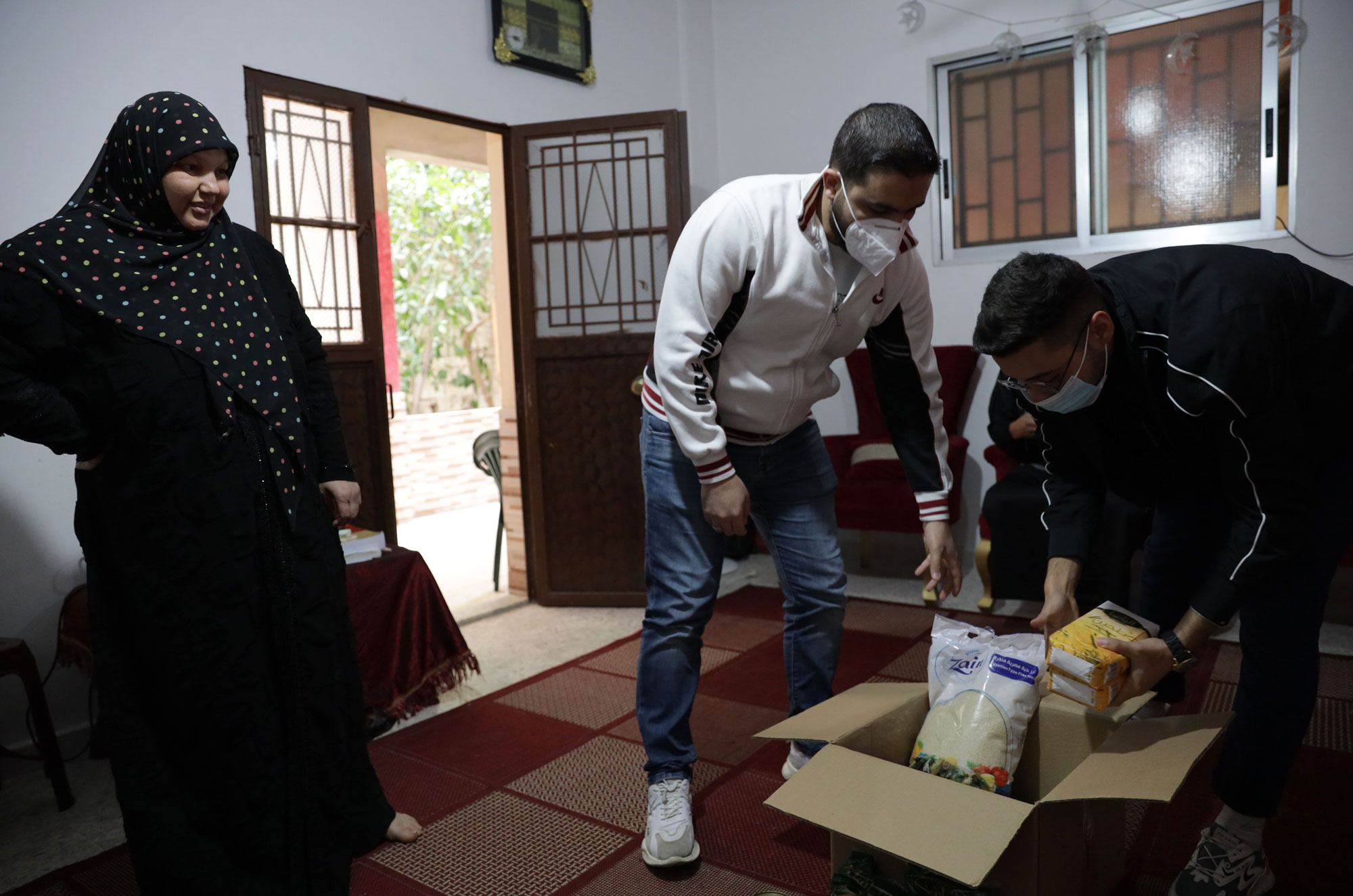 Anera volunteers home delivering a food parcel.