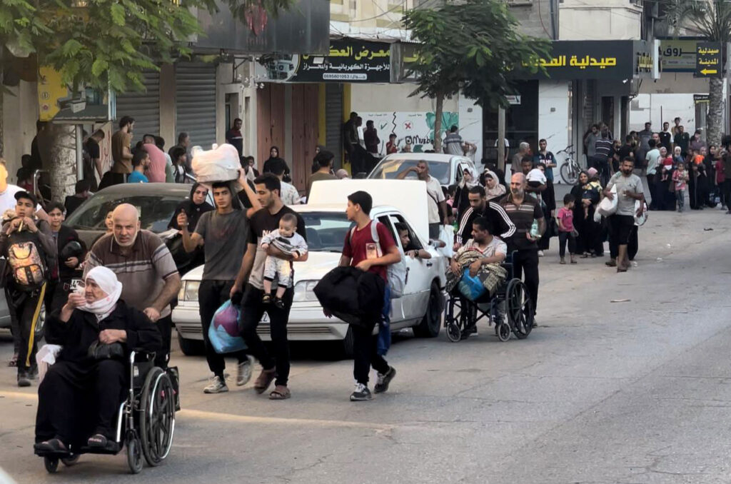 Gazans fleeing in panic from the north to the south, October 13, 2023.