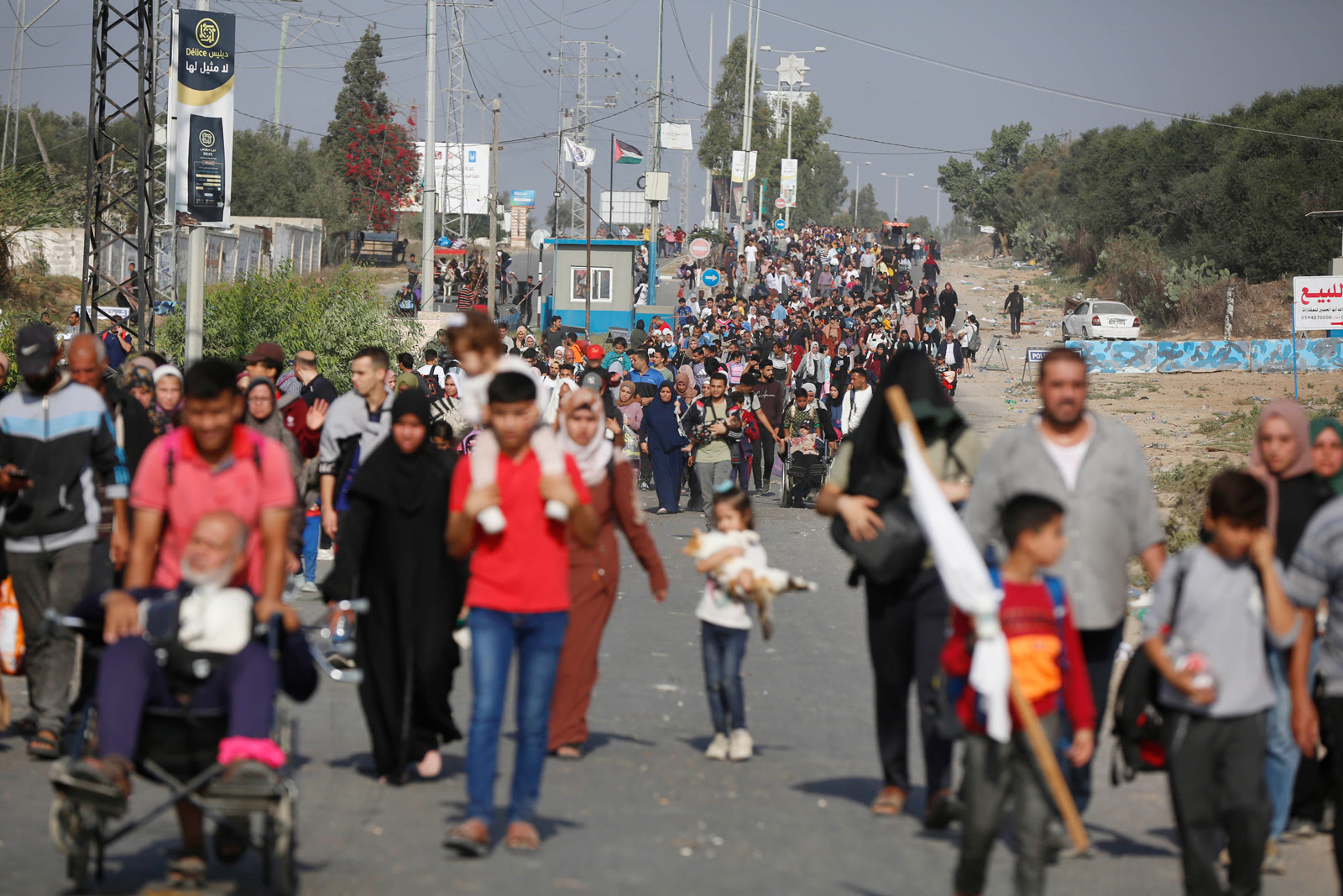 Palestinian civilians fleeing northern Gaza due to Israeli bombing and military evacuation orders, November 17, 2023.
