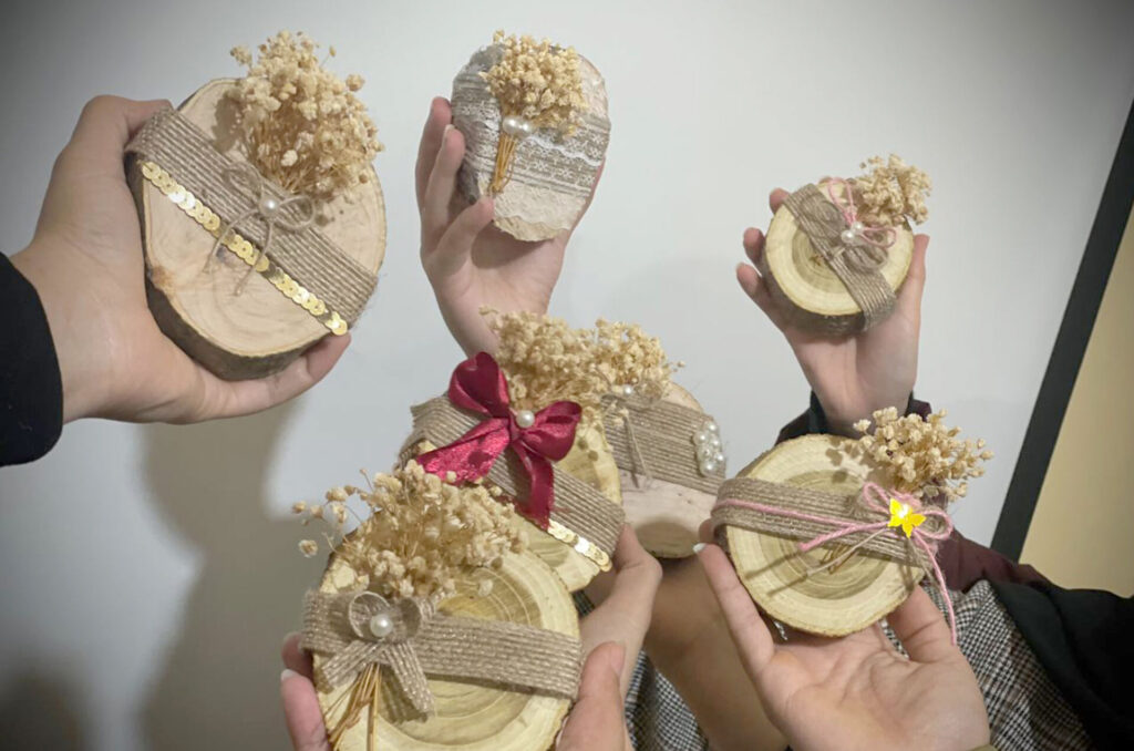 Anera's decoration course students created beautiful decorations.