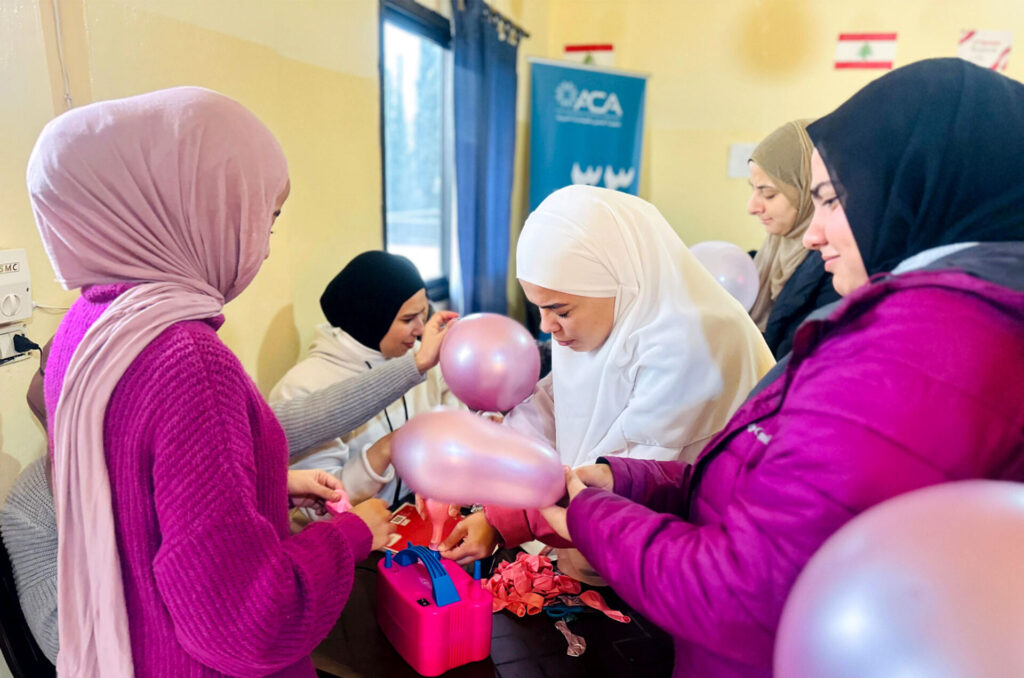 Students in Anera's decoration course assemble decorations with balloons.