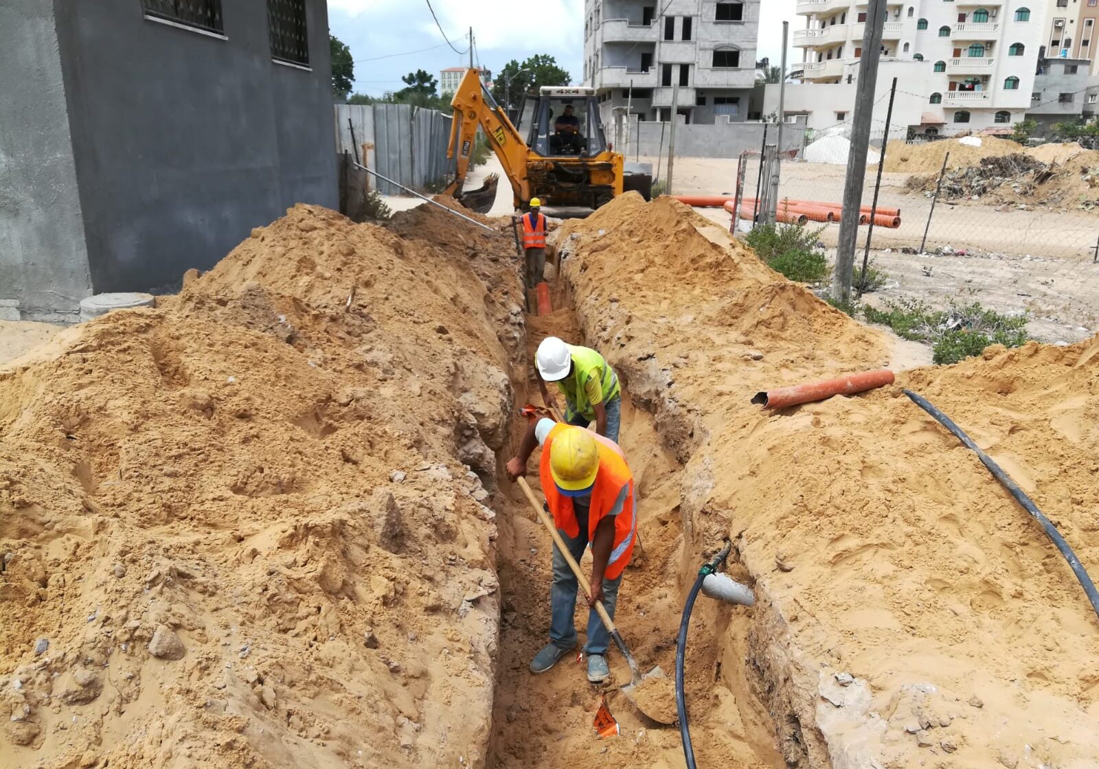 Anera installing new sewage and water lines in Zeitoun, Gaza.